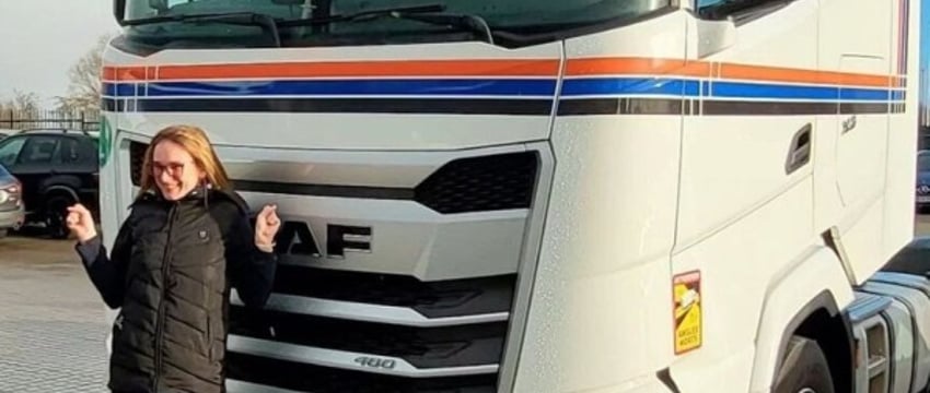 «За езду на чужом чипе штраф — 500 евро». Белоруска ушла из офиса и вместе с мужем работает на фуре