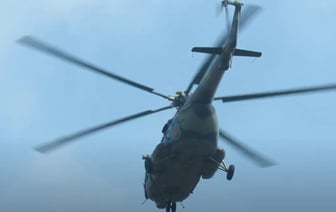 Шейх Хасина улетает на вертолете, когда армия захватывает власть в Бангладеше