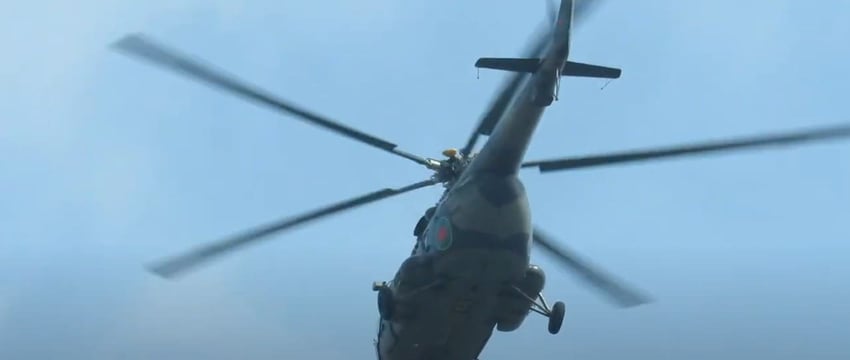 Шейх Хасина улетает на вертолете, когда армия захватывает власть в Бангладеше