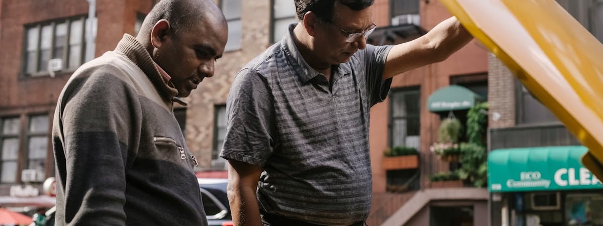 На видео попало, как участница фаершоу загорелась во время выступления — Видео