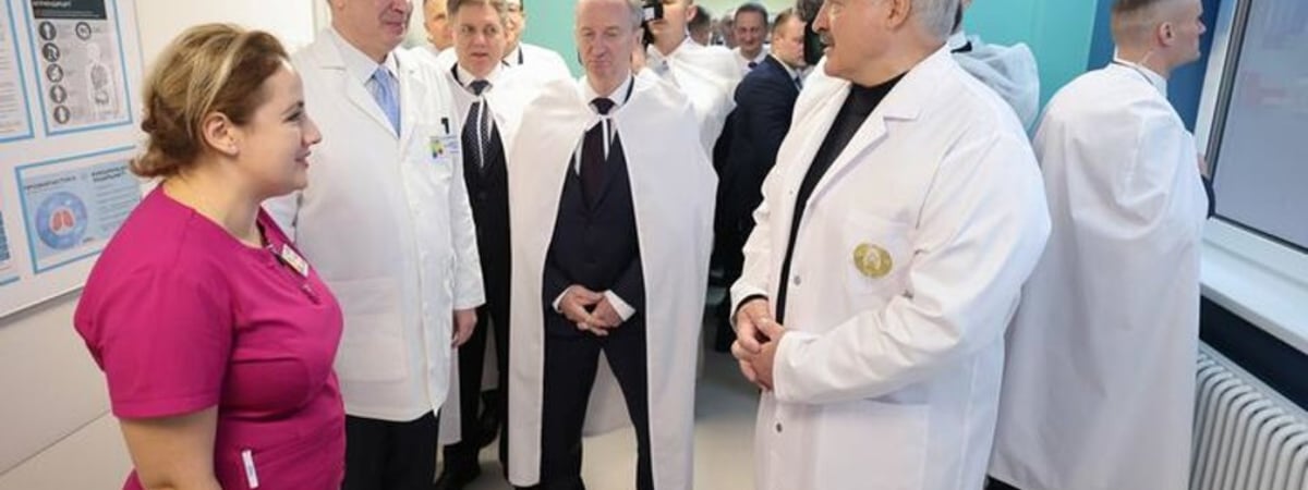 «У меня на столе кипа материала и документов». Лукашенко заявил, что уехавшие медики «побежали» и «просятся обратно», но не ради зарплаты