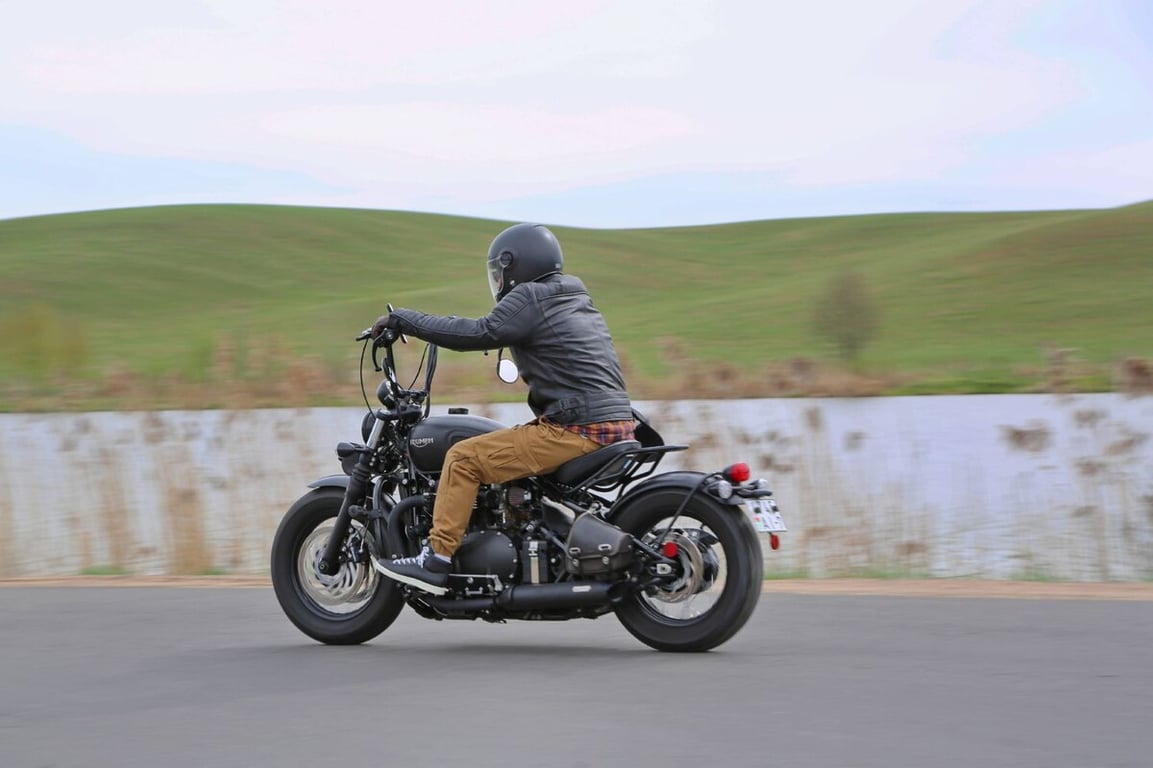 «В замок зажигания впихнули ключ от шкафа». Белорус про Triumph Bonneville Bobber из Америки