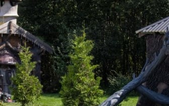 Белорус переехал из Минска в заброшенную деревню и строит сказку