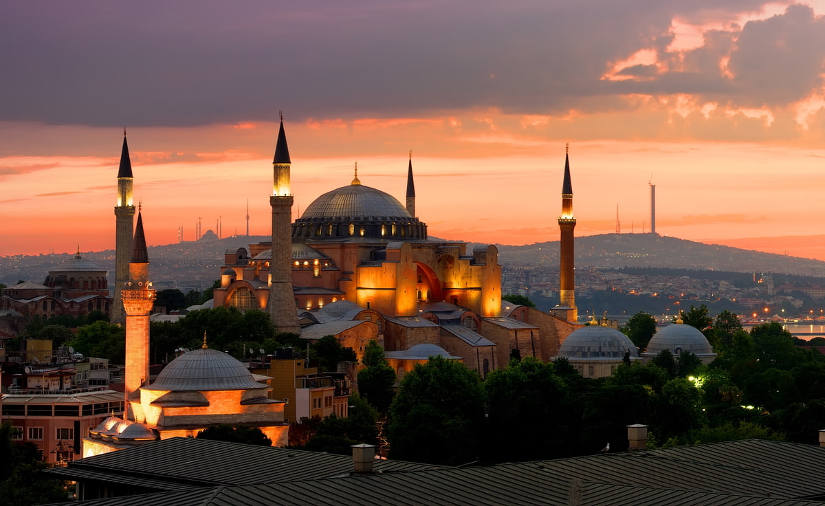 Куда белорусы могут съездить на длинных выходных в мае? Посмотрели цены и варианты