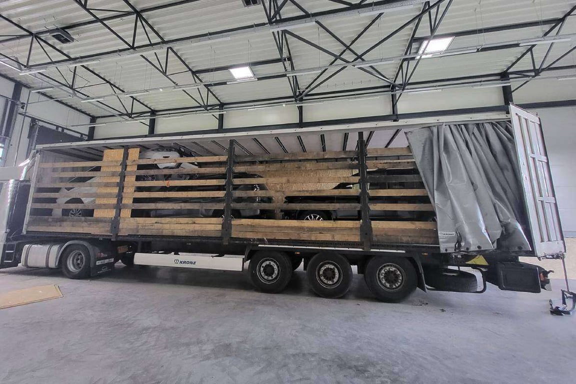 На границе перехватили три внедорожника, спрятанные в туалетной бумаге