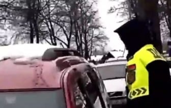 Эта история произошла в Беларуси: родители оставили маленького ребенка одного в автомобиле в минус 10. Что было дальше?