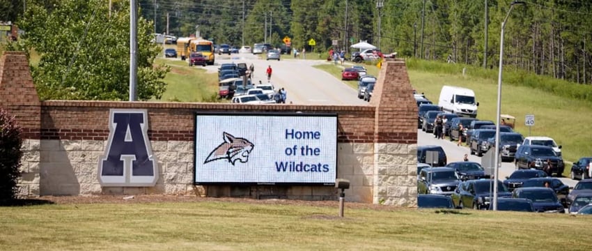 Школьный стрелок из США попытался проникнуть в класс, но одноклассник не пустил его