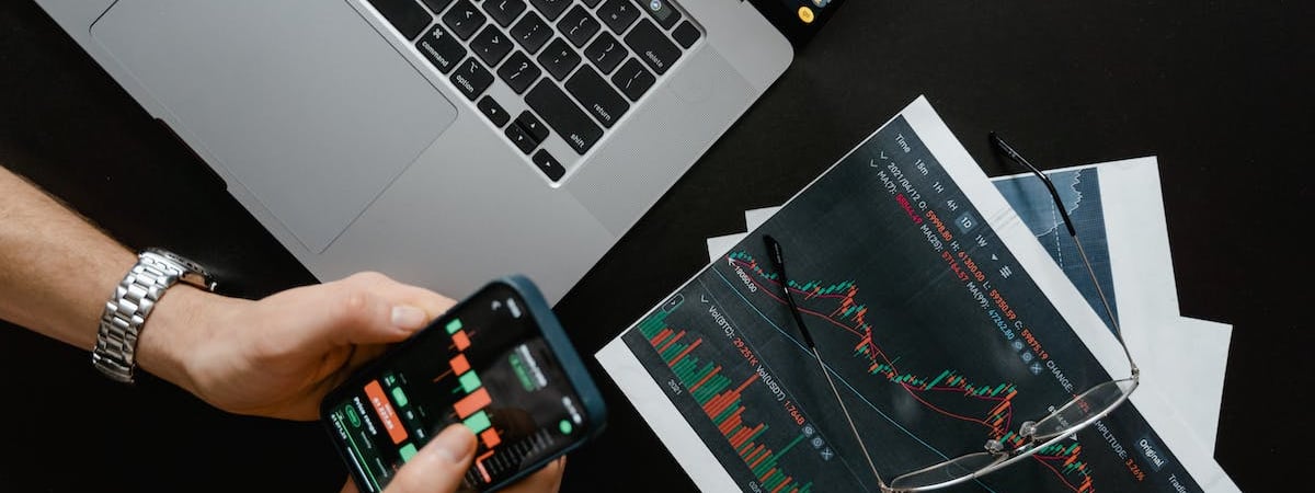 Белорусский рубль снижается к основным валютам на открытии торгов на БВФБ