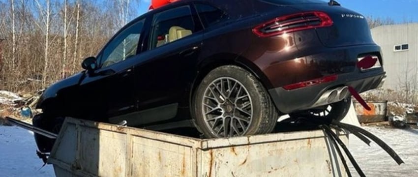 Мужчина выбросил Porsche в мусор. Это был подарок для жены, но он ей не понравился