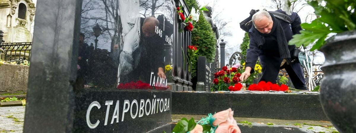 Какие цветы дольше всего простоят на кладбище? Флорист назвала ТОП-4 растения, которым не страшны морозы — Полезно