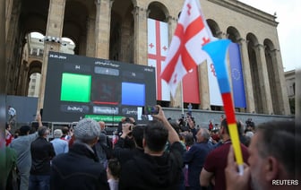 Многотысячный митинг в Грузии проходит в знак протеста против принятия закона об "иностранном влиянии"