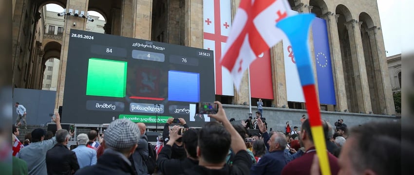 Многотысячный митинг в Грузии проходит в знак протеста против принятия закона об "иностранном влиянии"