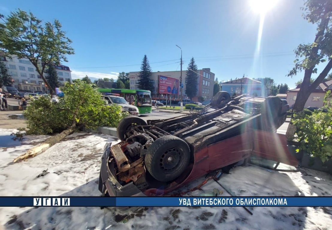 «BMW» едва не влетела в магазин в Витебске. Фото ГАИ