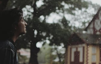 В Великобритании из-за сильных снегопадов задерживаются десятки поездов и авиарейсов