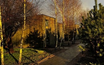 Купил под Брестом сельскую школу и сделал из нее современный глэмпинг. Оцените результат