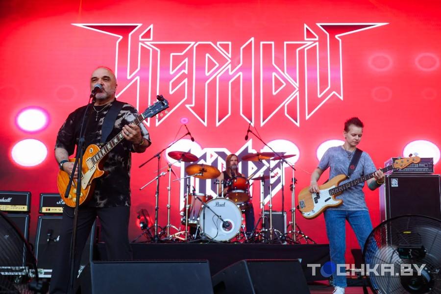 Рокеры «отрываются»: в Пружанах прошел первый день «Солнцестояния»