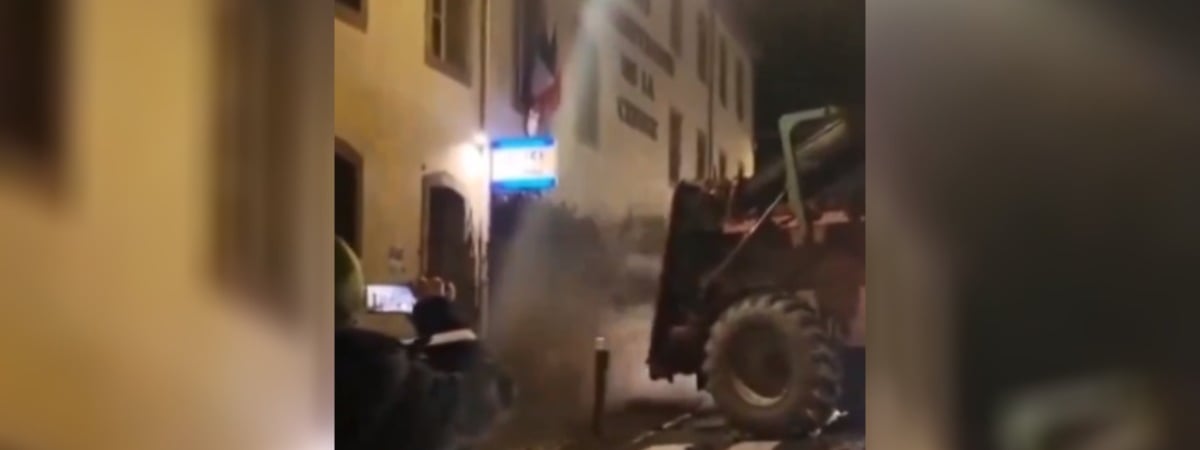 Французские фермеры залили навозом полицейский участок — Видео