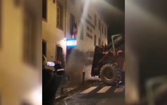 Французские фермеры залили навозом полицейский участок — Видео