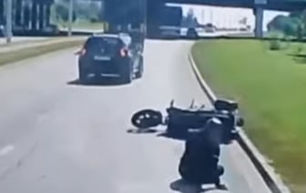 Мотоциклист столкнулся с автомобилем, упал на дорогу и чуть не попал под грузовик - видео