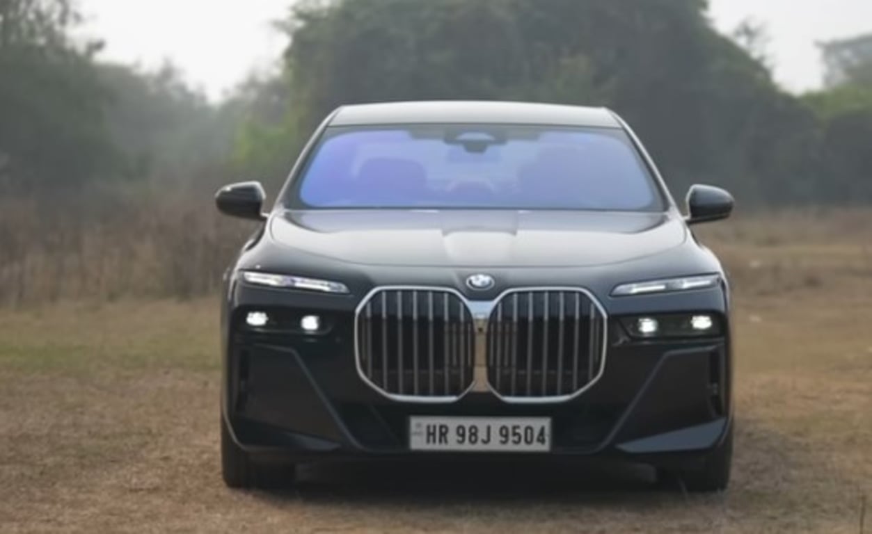 Автомобиль BMW 740i M Sport. Фото использовано в качестве иллюстрации. Скриншот видео