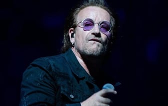 «Путин никогда не произнесет его имя. Мы должны назвать его имя». Солист U2 призвал на концерте скандировать имя Навального