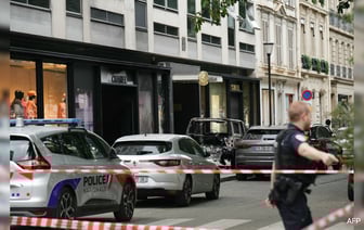 Воры Совершили Налет На Автомобиль Магазина Chanel В Париже И Подожгли Его: Отчет