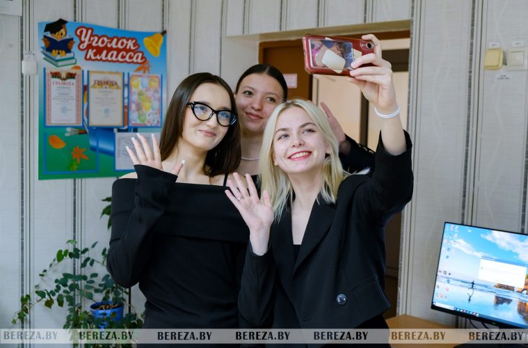Гимназистки из Белоозерска набирают миллионные просмотры в TikTok