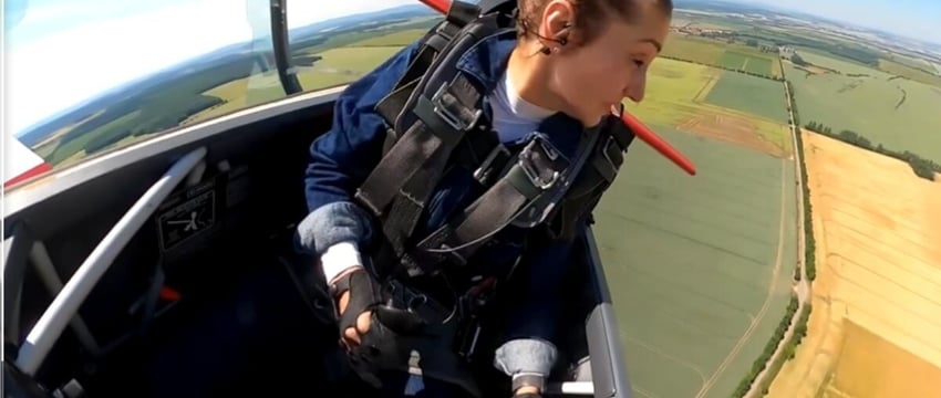 Что делает пилот после того, как купол самолета раскрывается в воздухе