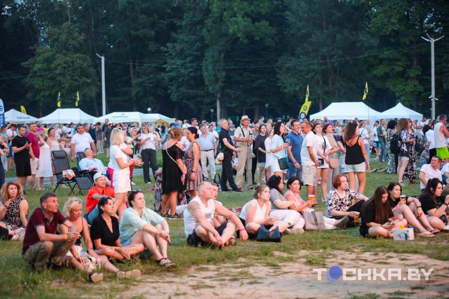 Рокеры «отрываются»: в Пружанах прошел первый день «Солнцестояния»