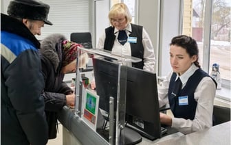 Белпочта решила досрочно выплатить пенсии и пособия за 8 марта. В каких регионах начислят на три дня раньше?