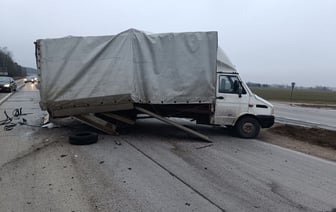 Под Уздой легковушка не разъехалась с фургоном и въехала в металлическое ограждение – есть погибший — Фото
