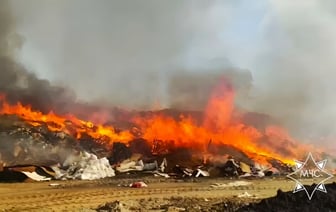 Чёрный дым и 7 машин МЧС. Под Минском загорелся мусорный полигон — Видео