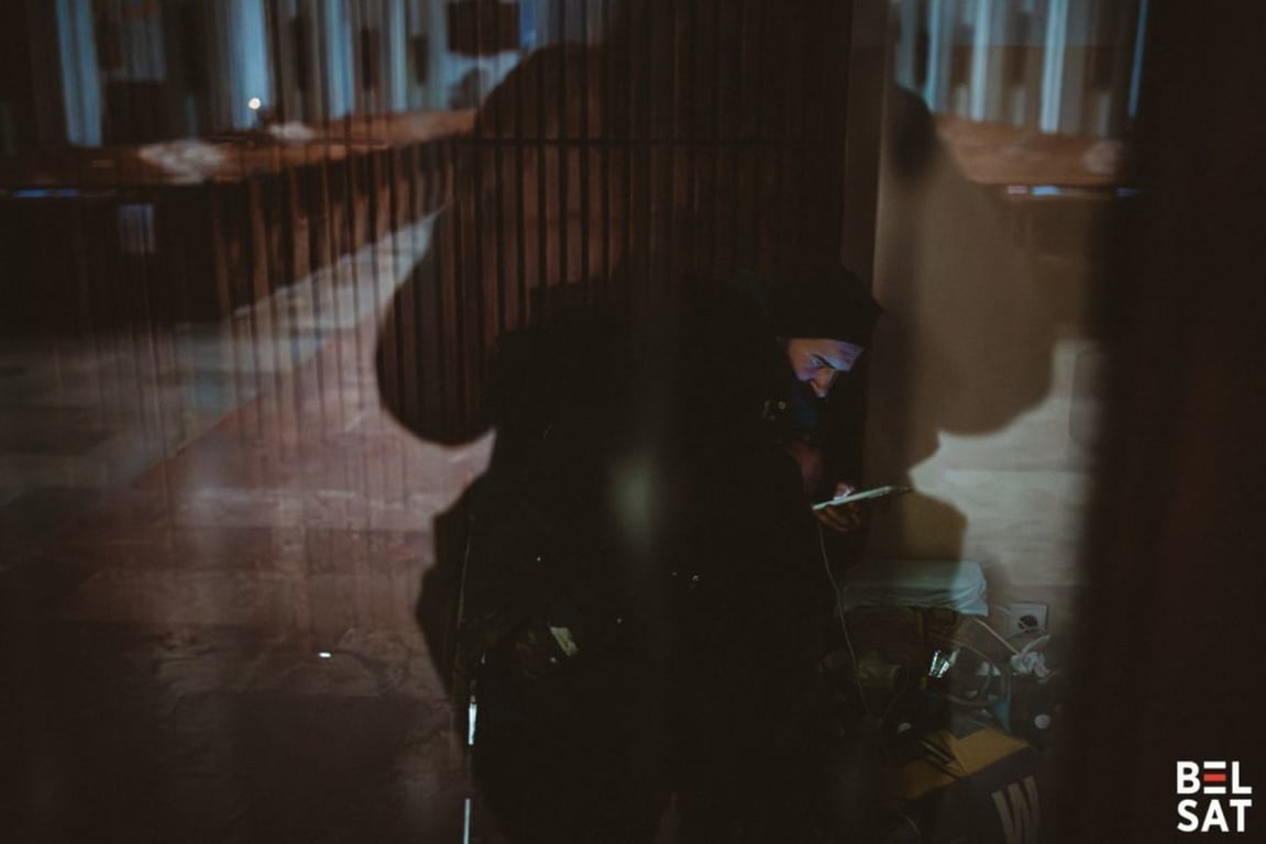 Виктор заряжает телефон в одном из костелов. Варшава, Польша, 11 декабря 2024 года. Фото: Белсат