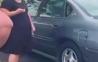 Учителя сбросились, чтобы подарить машину школьному уборщику. Посмотрите на его реакцию — Видео