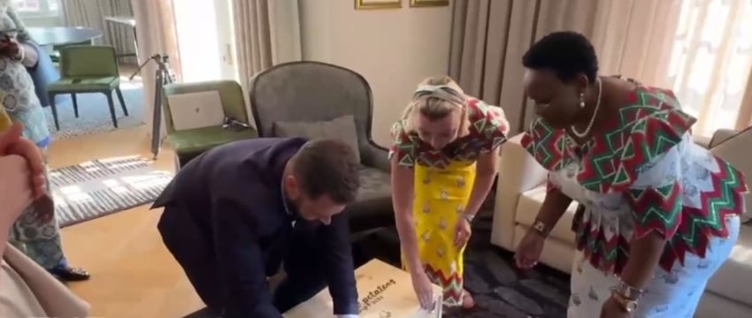 Картофель с личного подворья Лукашенко передали первой леди Зимбабве