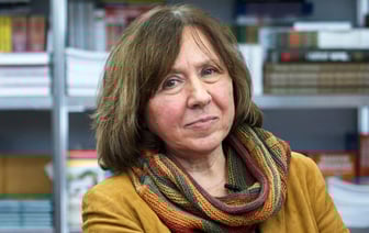 Алексиевич: В 2020-м мы были романтиками, но мне кажется, что - особенно с нашей стороны, со стороны элиты - это был преступный романтизм