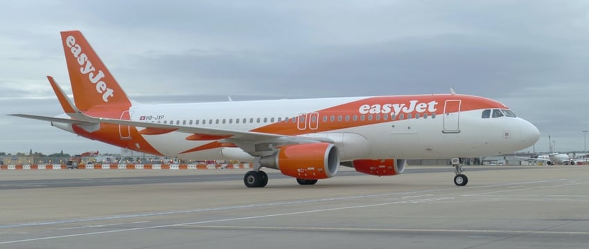 Рейс EasyJet совершил вынужденную посадку после взрыва пакета с вейпами.