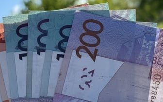 В Беларуси появились вакансии с зарплатой до 10 тысяч рублей. Кому готовы столько платить?