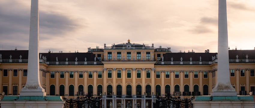 Минчанин предложил пенсионерке помочь донести тяжелые сумки до дома, но у подъезда потребовал оплату за «доставку». Что было дальше?