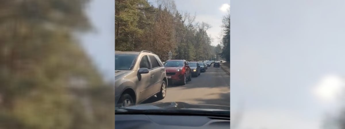 «Выкопайте новое море» — На пляж под Минском на Масленицу выстроилась огромная очередь из авто — Видео