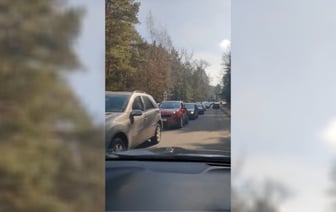 «Выкопайте новое море» — На пляж под Минском на Масленицу выстроилась огромная очередь из авто — Видео