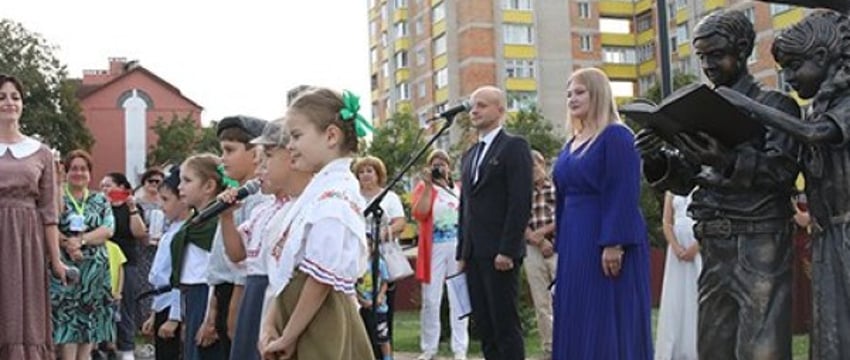 «Парящие книги» и «Дети лесной школы». Новые арт-объекты украсили Ивацевичи