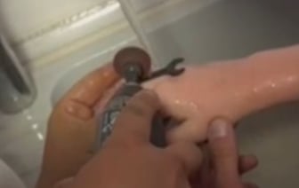 В Беларуси ребенок примерил обручальное кольцо матери, но снять его не смог. Что было дальше?