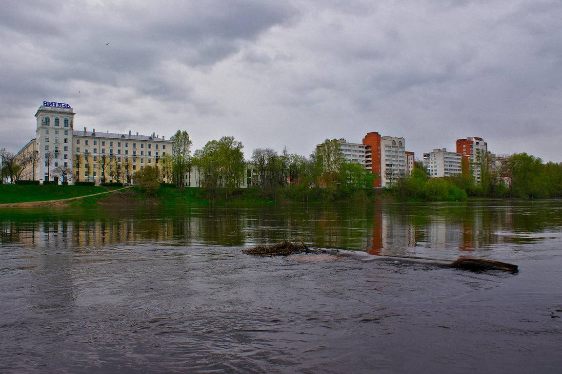 Двина повторно разлилась и снова затопила набережную в Витебске. Фото Сергея Серебро