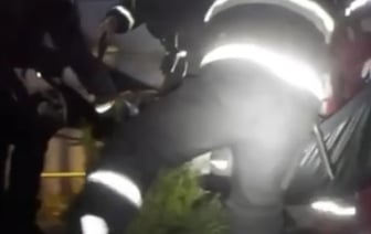 В Беларуси мужчина упал на металлический штырь во дворе дома — видео