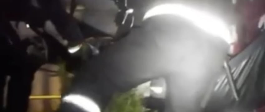 В Беларуси мужчина упал на металлический штырь во дворе дома — видео