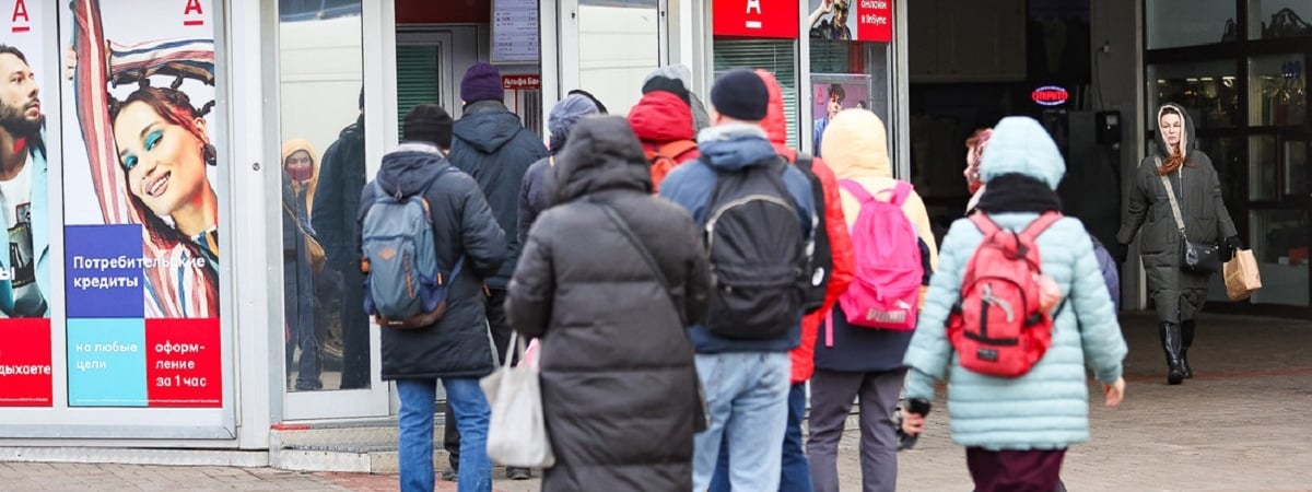 Белорусы начали скупать валюту. Почему?