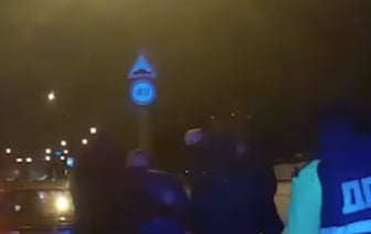В Беларуси мужчина с сыном-подростком снимали зеркала с BMW
