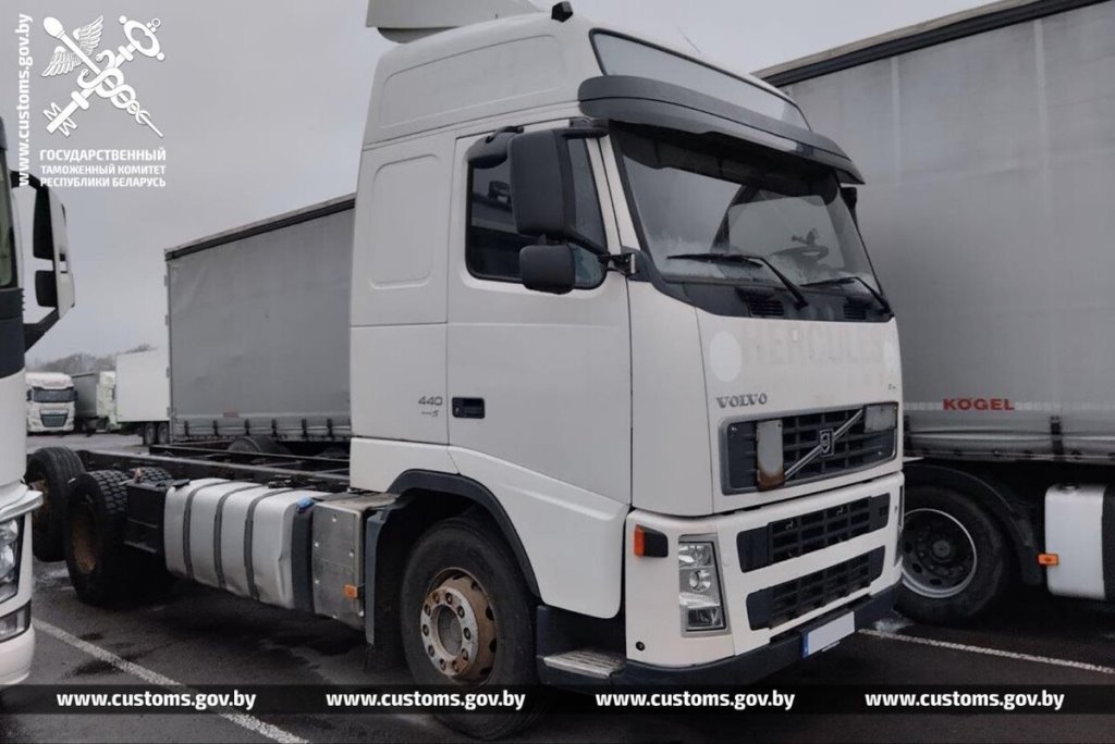 В Беларусь везли два тягача Volvo за $18 тысяч. Брестские таможенники такой цене не поверила