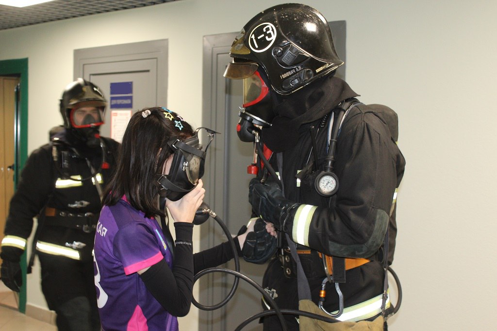 Брестские спасатели отработали тушение пожара во дворце спорта «Виктория»